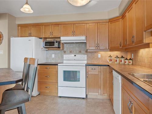 213-350 Island Hwy South, Campbell River, BC - Indoor Photo Showing Kitchen