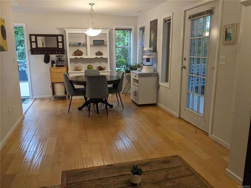 206-3160 Albina St, Saanich, BC - Indoor Photo Showing Dining Room