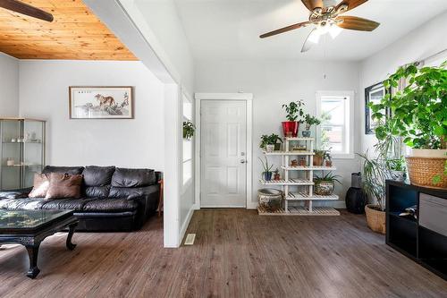 802 Alexander Avenue, Winnipeg, MB - Indoor Photo Showing Living Room