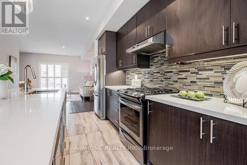 20 Mcgurran Lane, Richmond Hill, ON - Indoor Photo Showing Kitchen With Upgraded Kitchen