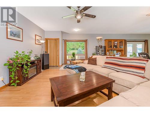 2510 Samuelson Road, Sicamous, BC - Indoor Photo Showing Living Room