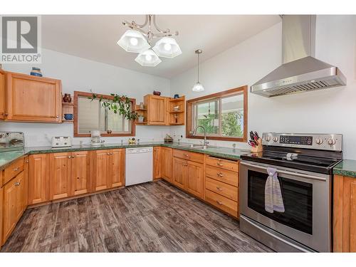 2510 Samuelson Road, Sicamous, BC - Indoor Photo Showing Kitchen