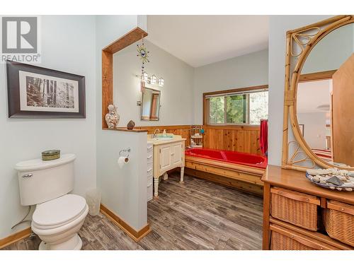 2510 Samuelson Road, Sicamous, BC - Indoor Photo Showing Bathroom