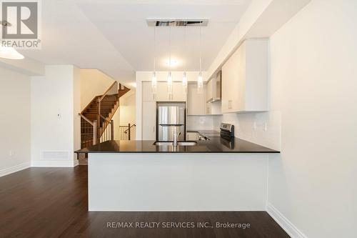 29 Bermondsey Way E, Brampton (Bram West), ON - Indoor Photo Showing Kitchen