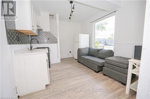 710 Adelaide Street N, London, ON - Indoor Photo Showing Living Room