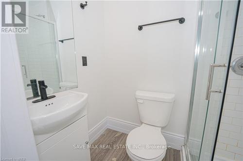 710 Adelaide Street N, London, ON - Indoor Photo Showing Bathroom