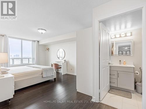 2239 - 68 Corporate Drive, Toronto (Woburn), ON - Indoor Photo Showing Bedroom