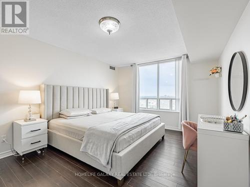 2239 - 68 Corporate Drive, Toronto (Woburn), ON - Indoor Photo Showing Bedroom