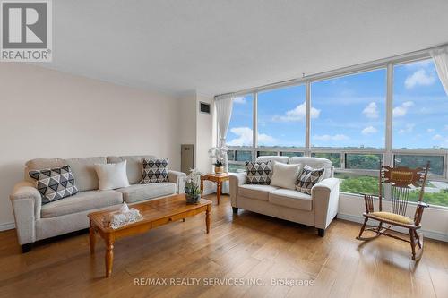 811 - 330 Mill Street S, Brampton (Brampton South), ON - Indoor Photo Showing Living Room