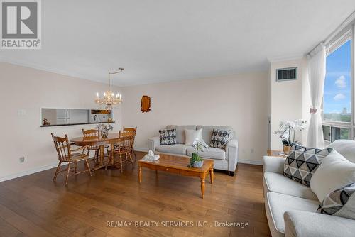 811 - 330 Mill Street S, Brampton (Brampton South), ON - Indoor Photo Showing Living Room