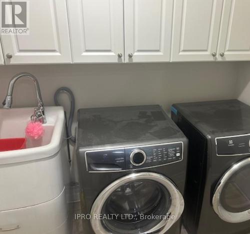 Room 3 - 102 Southlake Boulevard, Brampton, ON - Indoor Photo Showing Laundry Room