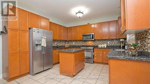 38 Eiffel Boulevard, Brampton (Vales Of Castlemore), ON - Indoor Photo Showing Kitchen