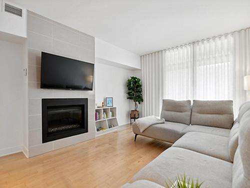 Salon - 108-2160 Av. Terry-Fox, Laval (Chomedey), QC - Indoor Photo Showing Living Room With Fireplace