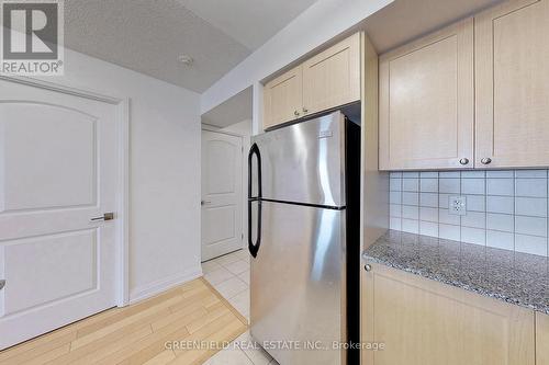 1010 - 55 De Boers Drive, Toronto (York University Heights), ON - Indoor Photo Showing Kitchen