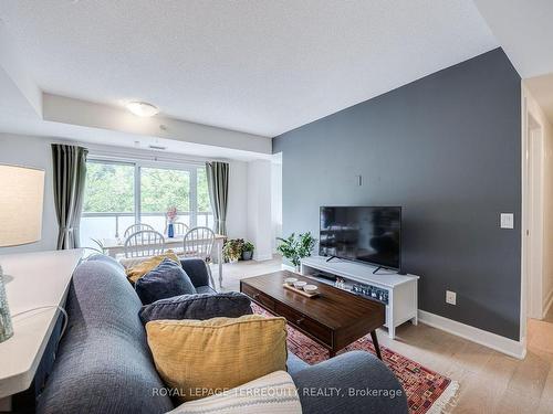 1A-580 Kingston Rd, Toronto, ON - Indoor Photo Showing Living Room