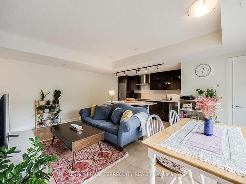 1A-580 Kingston Rd, Toronto, ON - Indoor Photo Showing Living Room