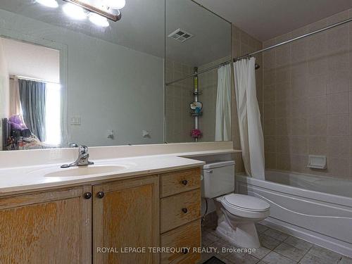 226-3888 Duke Of York Blvd, Mississauga, ON - Indoor Photo Showing Bathroom