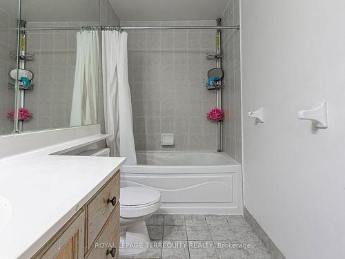 226-3888 Duke Of York Blvd, Mississauga, ON - Indoor Photo Showing Bathroom