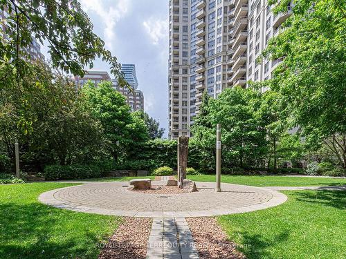 226-3888 Duke Of York Blvd, Mississauga, ON - Outdoor