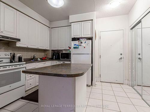 226-3888 Duke Of York Blvd, Mississauga, ON - Indoor Photo Showing Kitchen