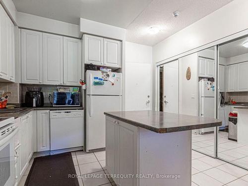 226-3888 Duke Of York Blvd, Mississauga, ON - Indoor Photo Showing Kitchen