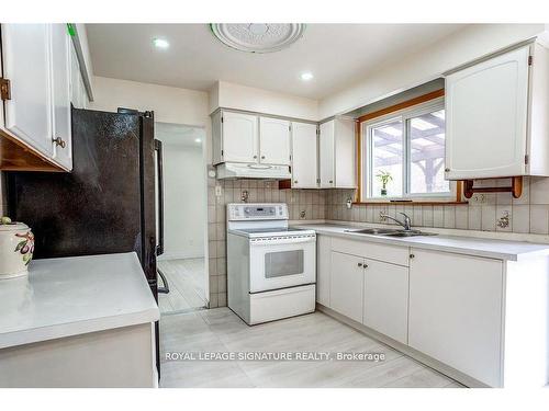 3956 Brandon Gate Dr, Mississauga, ON - Indoor Photo Showing Kitchen With Double Sink