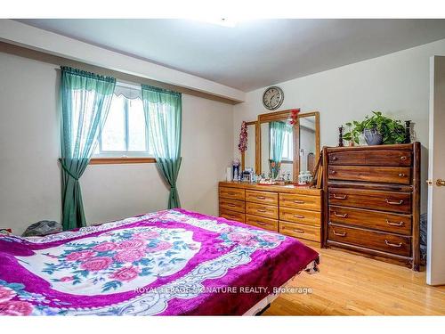 3956 Brandon Gate Dr, Mississauga, ON - Indoor Photo Showing Bedroom