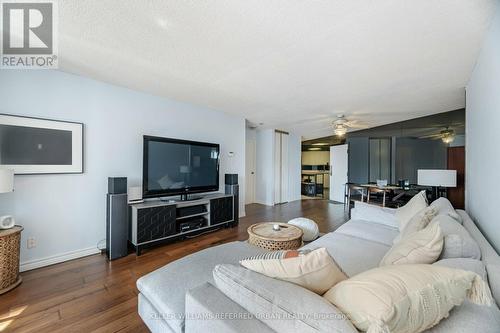 703 - 250 Queens Quay W, Toronto (Waterfront Communities), ON - Indoor Photo Showing Living Room