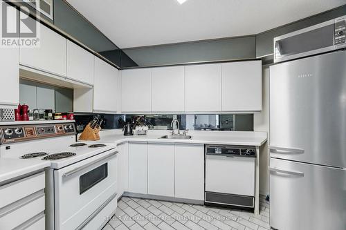 703 - 250 Queens Quay W, Toronto (Waterfront Communities), ON - Indoor Photo Showing Kitchen