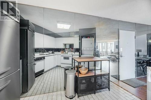 703 - 250 Queens Quay W, Toronto (Waterfront Communities), ON - Indoor Photo Showing Kitchen