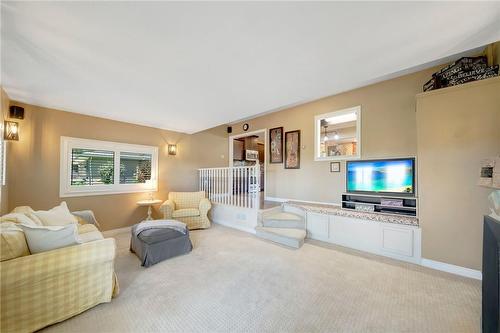 625 Golf Club Road, Hamilton, ON - Indoor Photo Showing Living Room