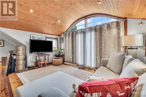 604 Queen Elizabeth Drive, Ottawa, ON - Indoor Photo Showing Living Room