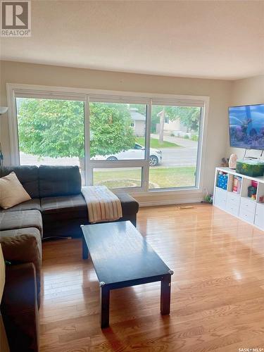 294 Hanley Crescent, Regina, SK - Indoor Photo Showing Living Room