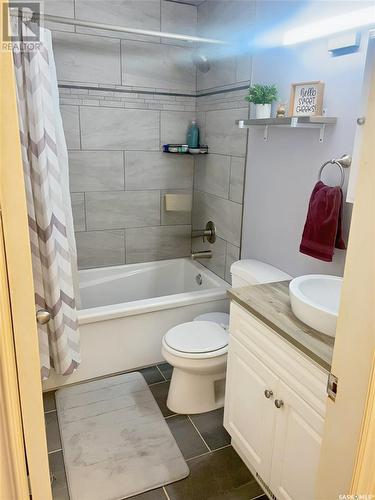 294 Hanley Crescent, Regina, SK - Indoor Photo Showing Bathroom