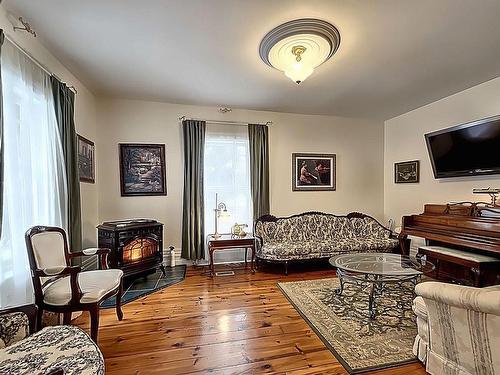 Salon - 950Z Rue Western, Waterloo, QC - Indoor Photo Showing Living Room