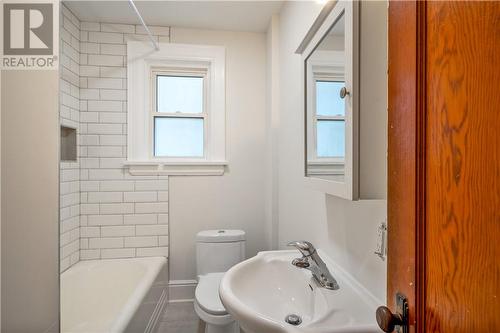 325 Homewood Drive, Greater Sudbury, ON - Indoor Photo Showing Bathroom