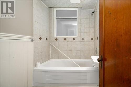 325 Homewood Drive, Greater Sudbury, ON - Indoor Photo Showing Bathroom