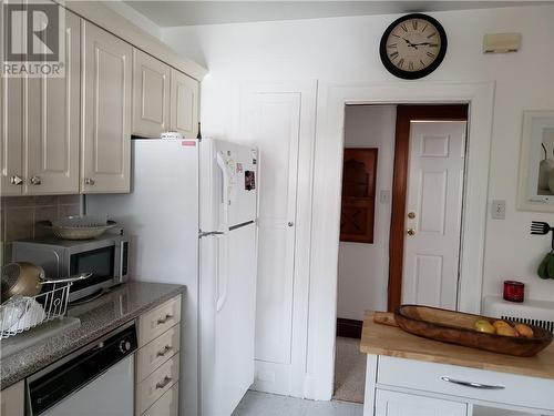 325 Homewood Drive, Greater Sudbury, ON - Indoor Photo Showing Kitchen