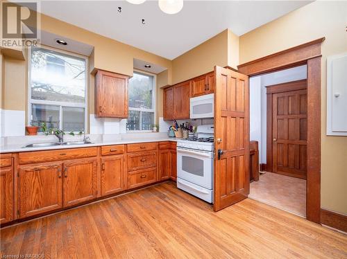 412 11Th Street E, Owen Sound, ON - Indoor Photo Showing Kitchen With Double Sink