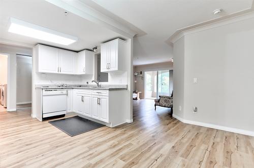 310-1966 Enterprise Way, Kelowna, BC - Indoor Photo Showing Kitchen