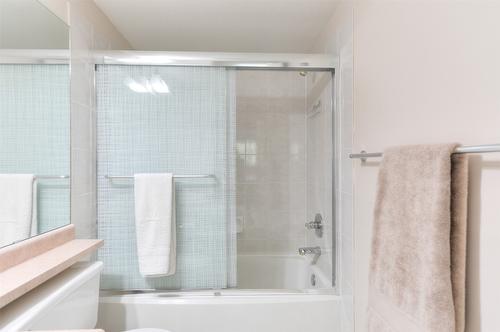 310-1966 Enterprise Way, Kelowna, BC - Indoor Photo Showing Bathroom