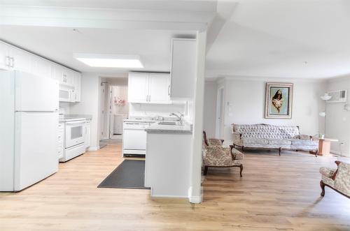 310-1966 Enterprise Way, Kelowna, BC - Indoor Photo Showing Kitchen