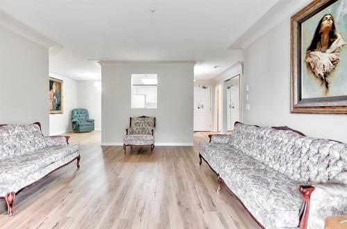 310-1966 Enterprise Way, Kelowna, BC - Indoor Photo Showing Living Room