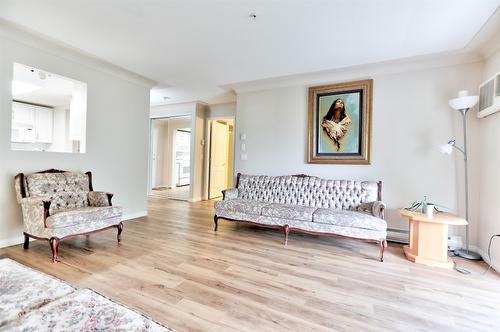 310-1966 Enterprise Way, Kelowna, BC - Indoor Photo Showing Living Room