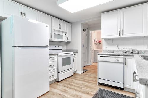 310-1966 Enterprise Way, Kelowna, BC - Indoor Photo Showing Kitchen