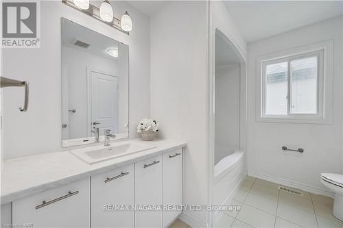 7864 Seabiscuit Drive, Niagara Falls, ON - Indoor Photo Showing Bathroom