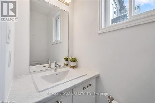 7864 Seabiscuit Drive, Niagara Falls, ON - Indoor Photo Showing Bathroom