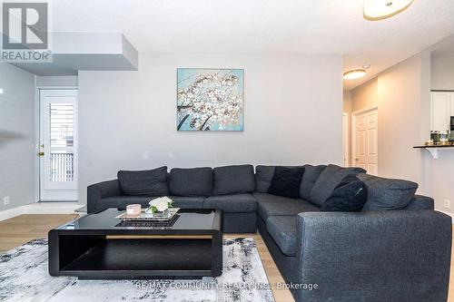 718 - 16 Dallimore Circle, Toronto (Banbury-Don Mills), ON - Indoor Photo Showing Living Room