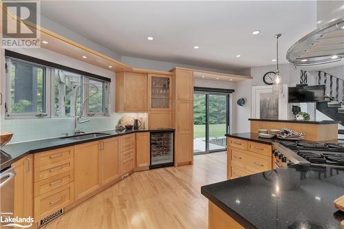 21 Trails End, Collingwood, ON - Indoor Photo Showing Kitchen