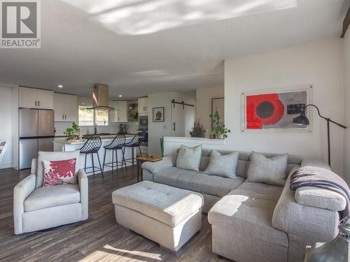 3830 Albrecht Road, Naramata, BC - Indoor Photo Showing Living Room